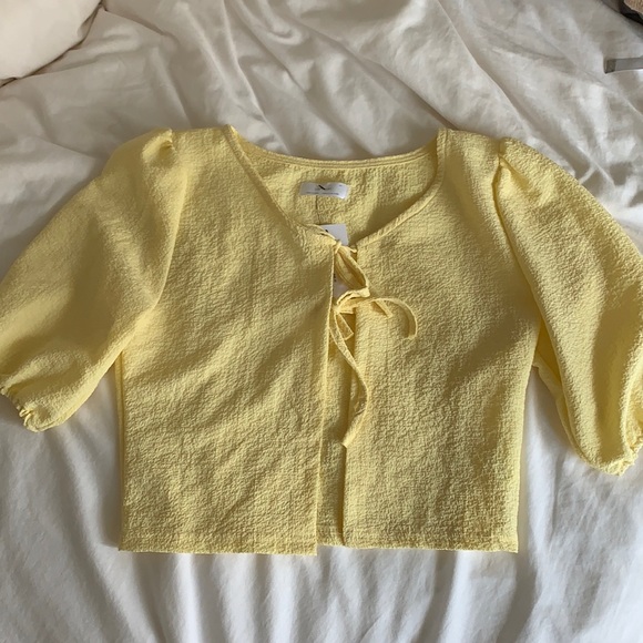 OAK + FORT YELLOW CREPE TIE FRONT CROP TOP - Picture 1 of 6